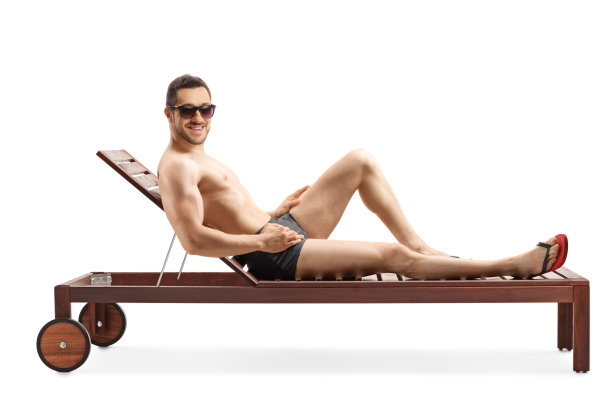 健康的年轻人在躺椅上晒太阳图片下载