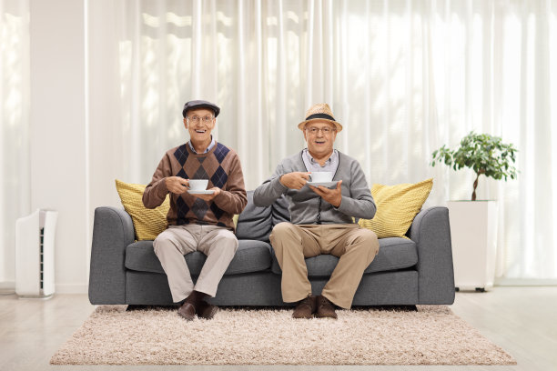 两个老人坐在家里的沙发上喝茶图片下载
