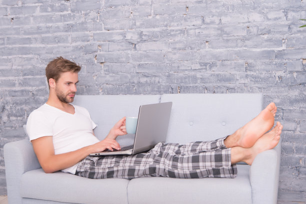 学习的过程。网上买东西和购物。人使用电脑。沟通与人的观念。敏捷的业务。早上的共鸣。人在笔记本电脑上工作。在线课程，家庭教育。锁定提示图片下载