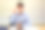 一位英俊的商人一边从杯子里喝水一边看着平板电脑。图片下载