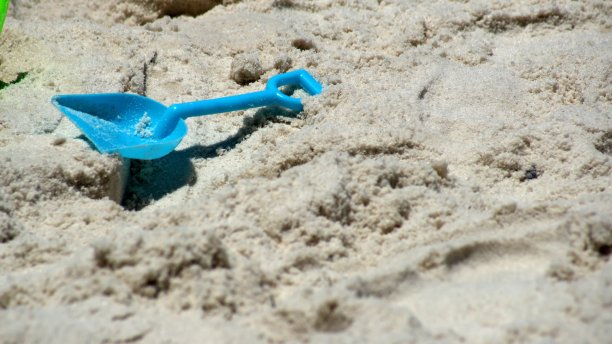 沙滩上的塑料沙滩玩具图片下载