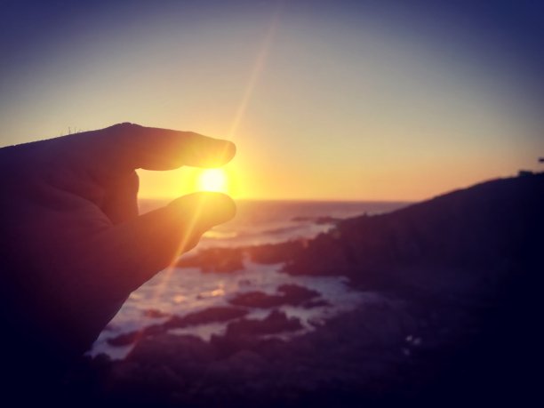 抱着太阳图片下载