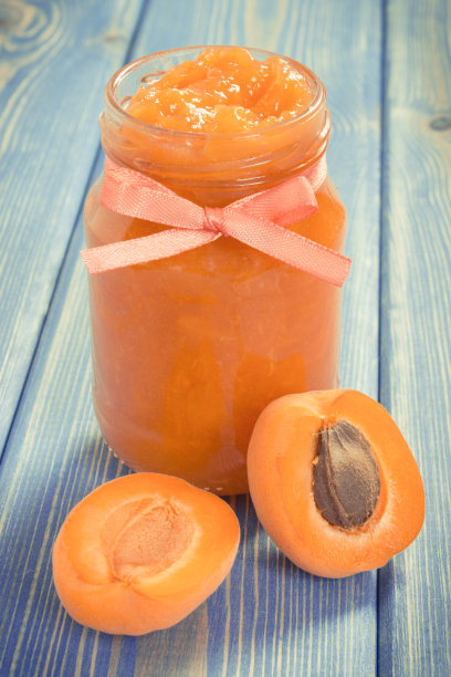 复古照片，新鲜的杏果酱和水果，健康的甜品概念图片下载