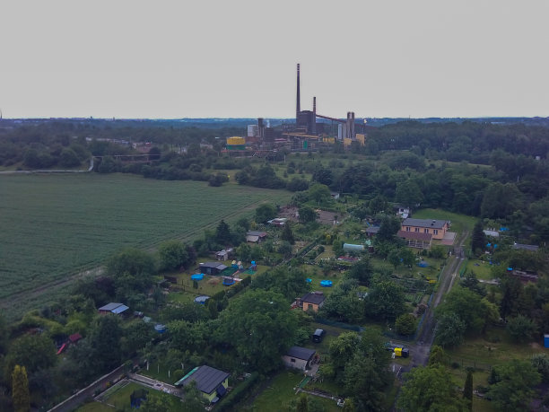 俯视图，航拍照片从无人机或气球农村的房子，道路，草地和绿色的田野图片下载