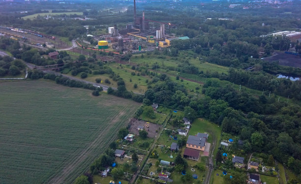 俯视图，航拍照片从无人机或气球农村的房子，道路，草地和绿色的田野图片下载