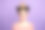 漂亮的少女女士学生舞会皇后好心情名人的特写照片戴金色皇冠白红色休闲条纹衬衫孤立柔和的紫色背景图片下载