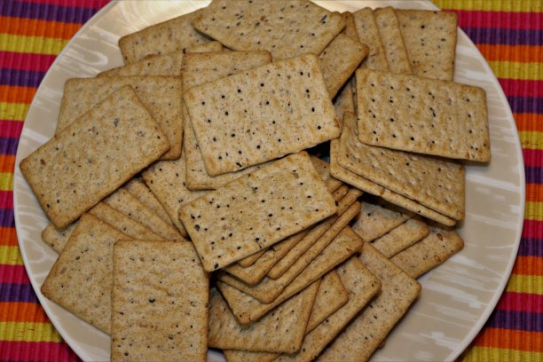 用面粉、奇亚籽和亚麻籽做成的美味饼干。图片下载