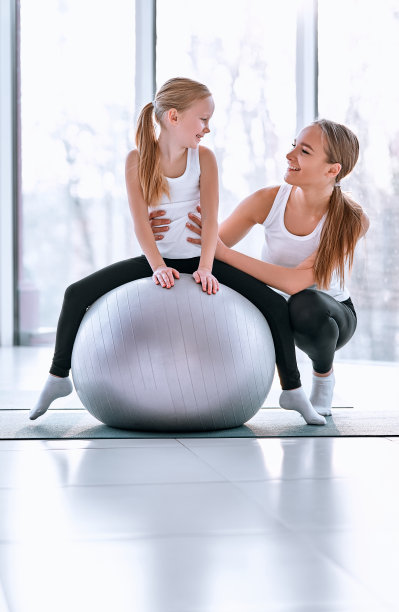 孩子和妈妈带着健身球图片下载