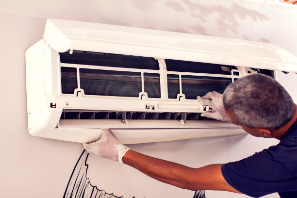 工人在墙上维修空调图片下载