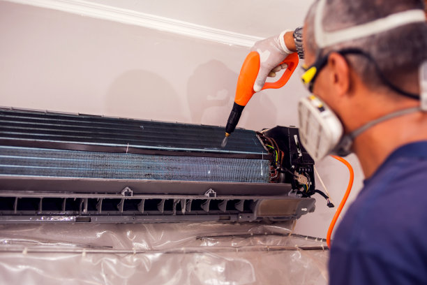 男人清洁空调图片下载