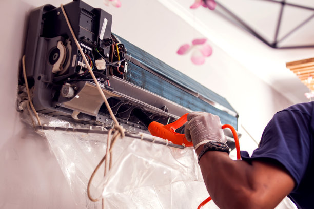 男人清洁空调图片下载