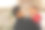 一个微笑的亚洲父亲抱着他的女儿在一座老房子前。图片下载