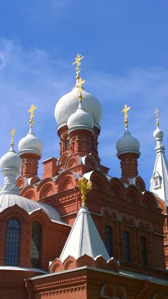 东正教教堂的白色圆顶和金色十字架，献给塔苏斯的圣朱利安。位于俄罗斯圣彼得堡郊区普希金。古庙翻新后的建筑。天空图片下载