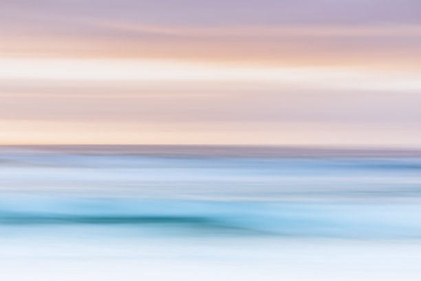 模糊的海景与有意的相机运动图片下载