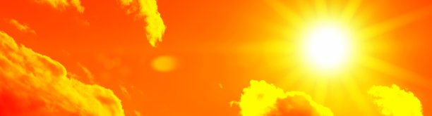 明亮的太阳和美丽的光束在天空和云(色调为红色)图片下载