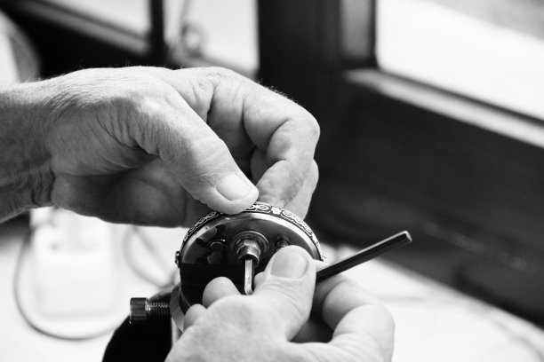 珠宝商制作银饰品图片下载