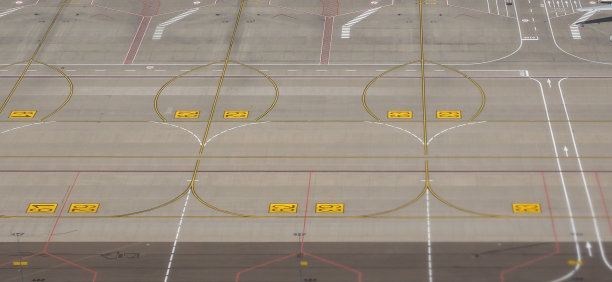 空荡荡的机场跑道图片下载