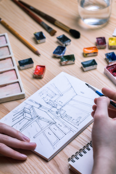 设计师画了一张厨房内饰的草图。背景-素描，水彩颜料，画笔，调色板，玻璃与水"n图片下载