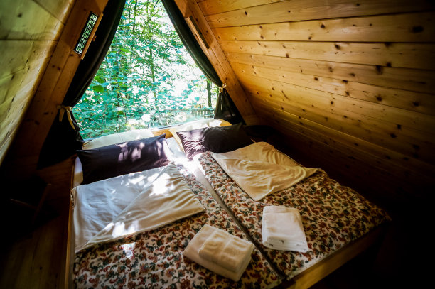 窗户在木屋里，数码照片图片作为背景图片下载