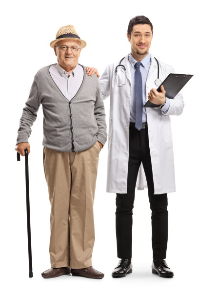 全身像男医生抱着一个老年男性病人与一拐杖在肩膀上图片下载