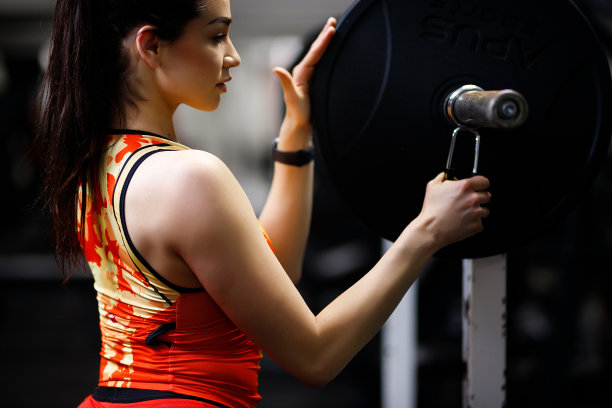 在健身房里的女孩，在健身器材上做运动图片下载
