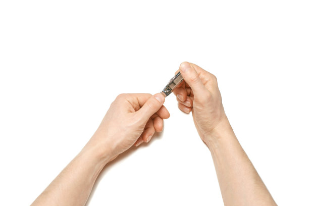 男人在家修指甲。自我手例行公事图片下载