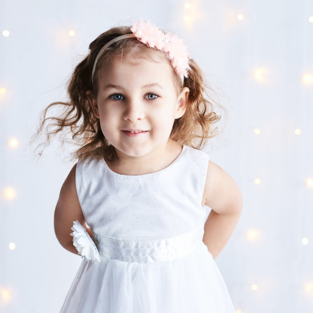 小可爱的女孩卖肖像。奢女儿童摄影。图片下载