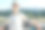 女孩放松与长板在夏季公园。图片下载