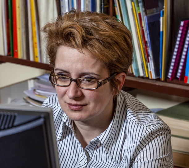 在家工作的妇女图片下载