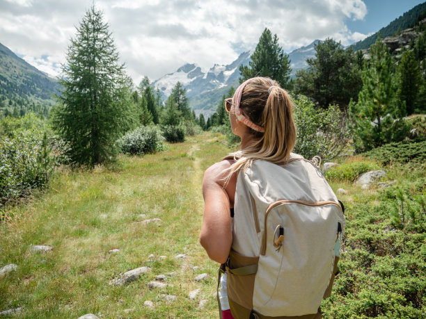 快乐健康的女人徒步登山在夏季享受自然和户外活动图片下载