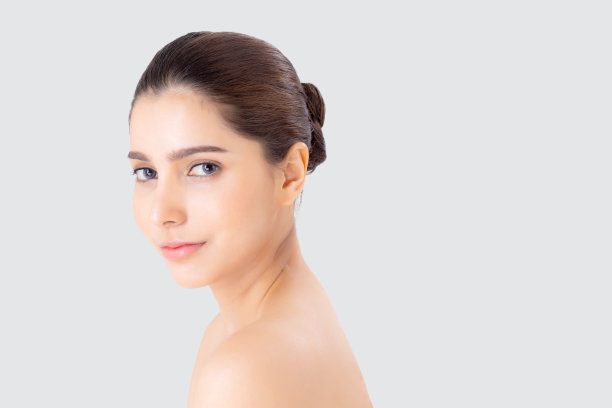 美丽肖像亚洲女性化妆化妆品，美丽的女孩与脸微笑迷人孤立在白色的背景，完美的健康和保健理念。图片下载