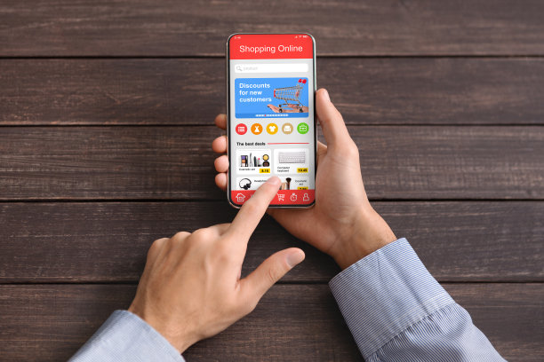 折扣店在手机网上，男子用手机进行网上购物图片下载