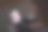 面目全非的年轻女孩带着笔记本电脑在晚上微笑，网上约会的概念。图片下载