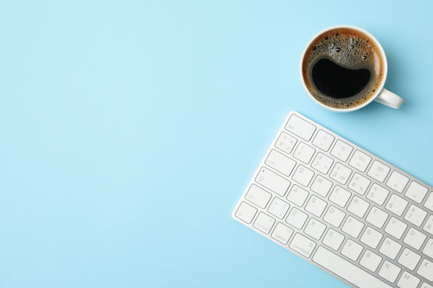 白色键盘和蓝色背景的咖啡，俯视图图片下载