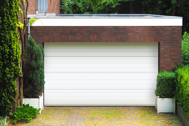车库的概念。砖砌车库，白色车门关闭图片下载