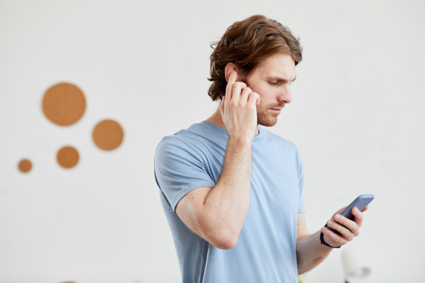 男人在打电话图片下载