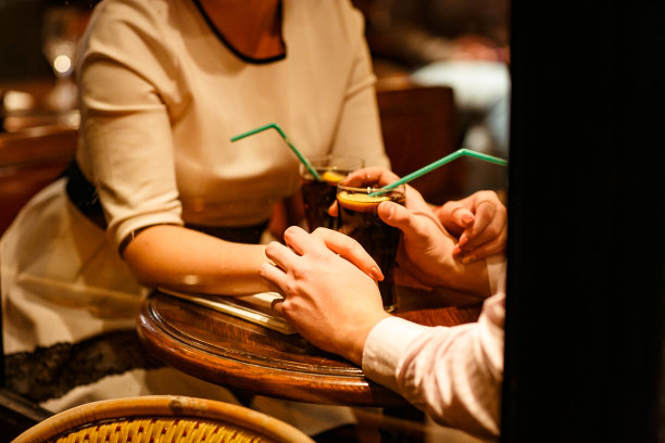 一对男女晚上坐在一起。巴黎的浪漫晚餐图片下载