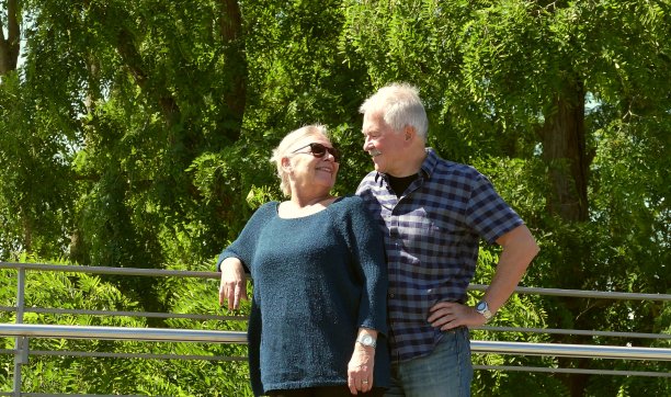 公园路上的老夫妇2图片下载