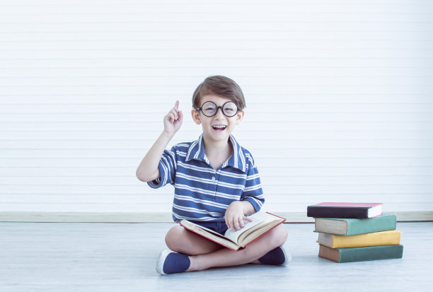 小男孩正在读书。图片下载