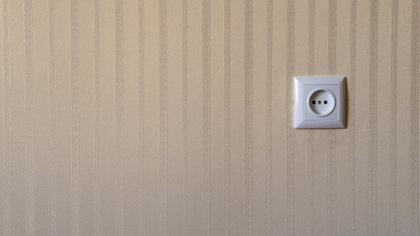 墙上有白色的插座和装饰性的金色墙纸图片下载