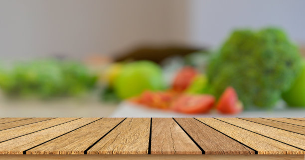 模糊组蔬菜和水果在餐桌上的厨房背景与复古的木材柜台的视角，促进内容和产品的展示概念图片下载