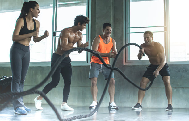 健康的人正在体育馆做运动图片下载