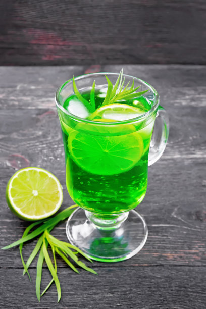 柠檬水龙蒿在高脚杯在黑板图片下载