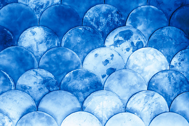 鱼鳞日式图案。背景上抽象的海洋主题，渐变经典的蓝色，色调图片下载