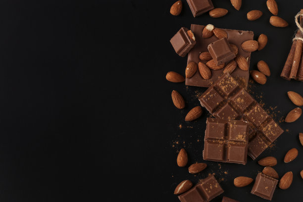巧克力杏仁和肉桂在黑暗的背景，复制空间图片下载