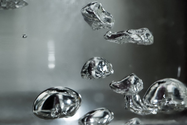 水银滴在水中。危险化学元素，科学经验。图片下载