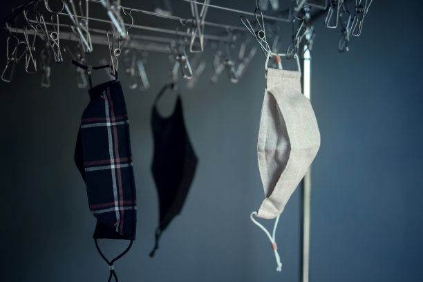 有机棉面膜挂在晾衣绳上。可水洗的织物面膜，清洗后可重复使用图片下载