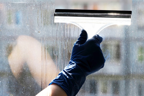 女人洗脏窗户。家务概念，肥皂玻璃，家庭清洁图片下载