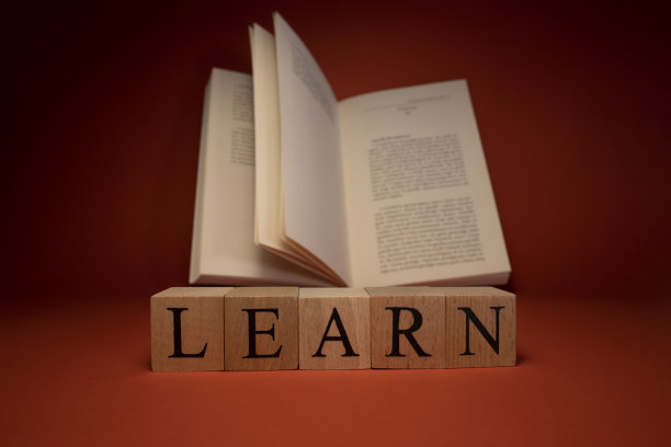 这个词从木方学习。背景是在摄影棚里用红色拍摄的。关闭了。图片下载