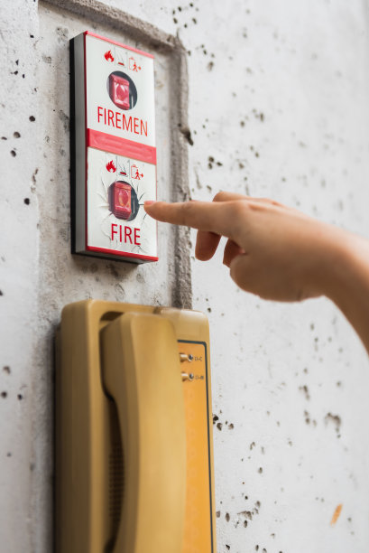 女人的手伸向火警开关系统图片下载